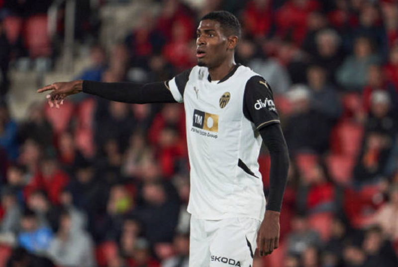 Arsenal bị Valencia từ chối đề nghị chiêu mộ Cristhian Mosquera